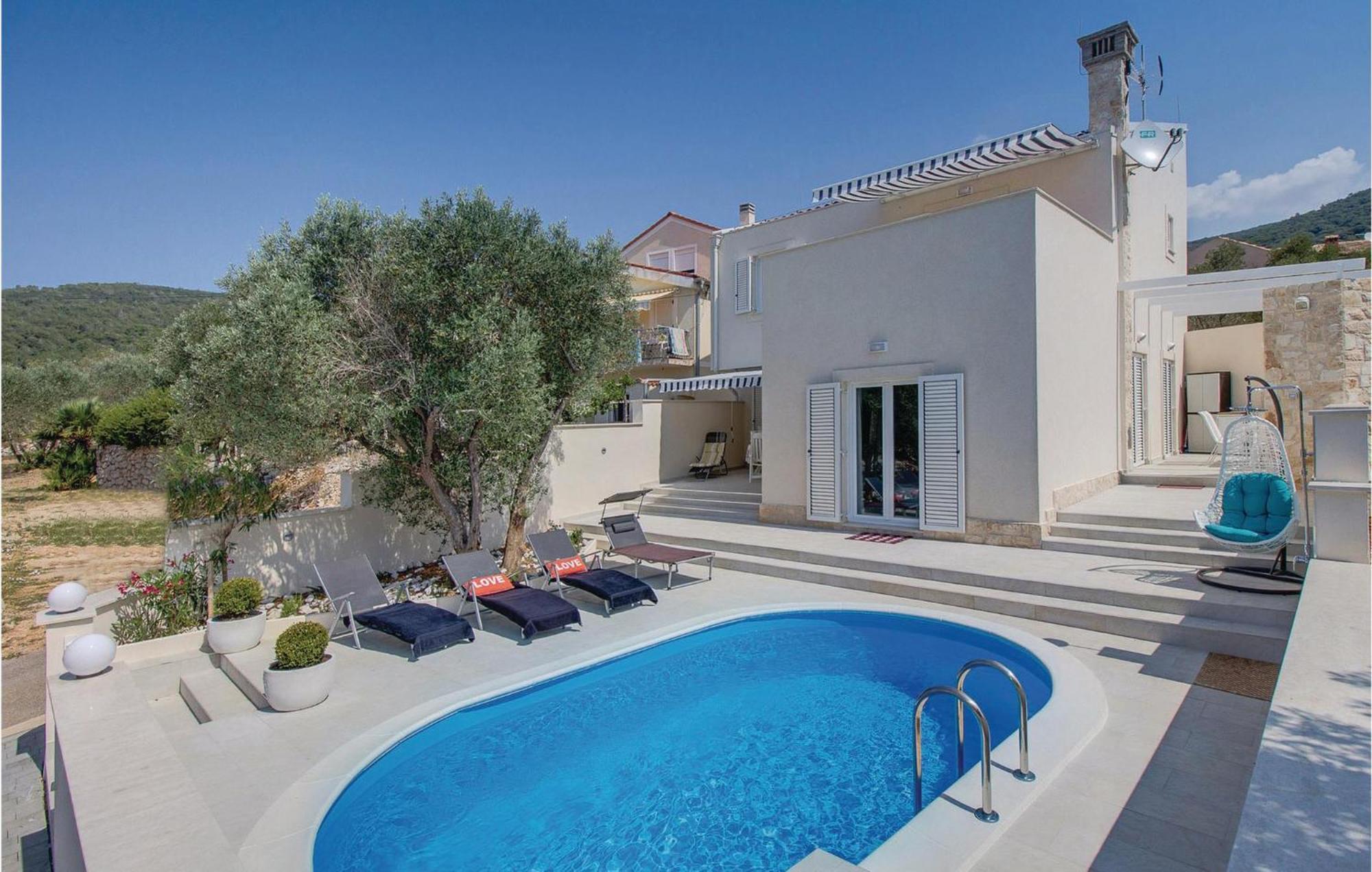 Beautiful Home In Martinscica With Wifi Екстер'єр фото