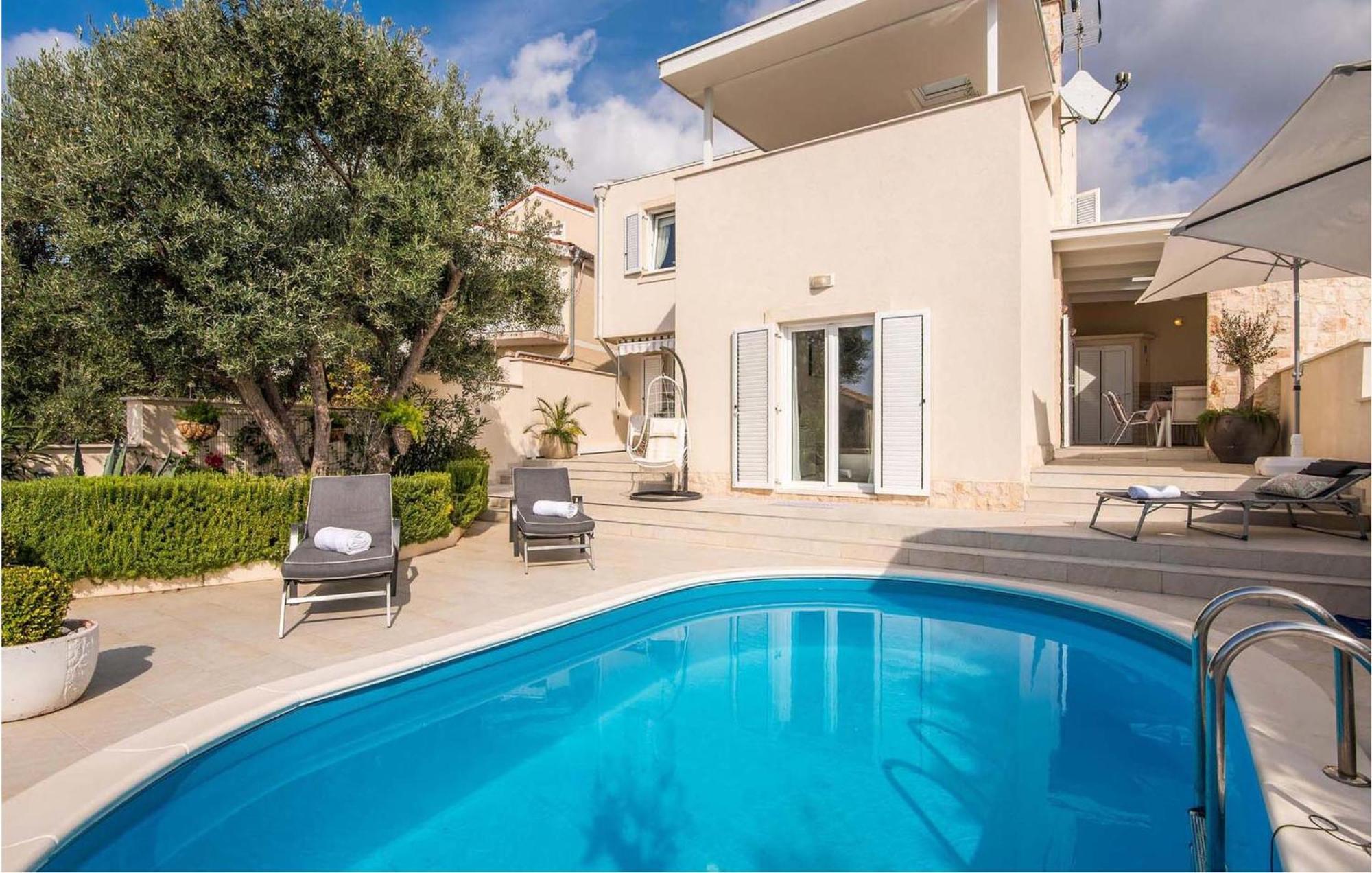 Beautiful Home In Martinscica With Wifi Екстер'єр фото