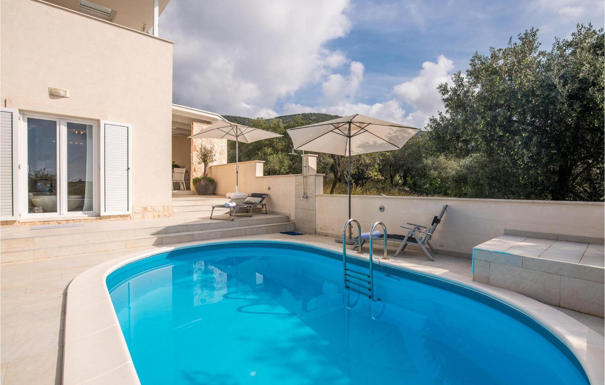 Beautiful Home In Martinscica With Wifi Екстер'єр фото
