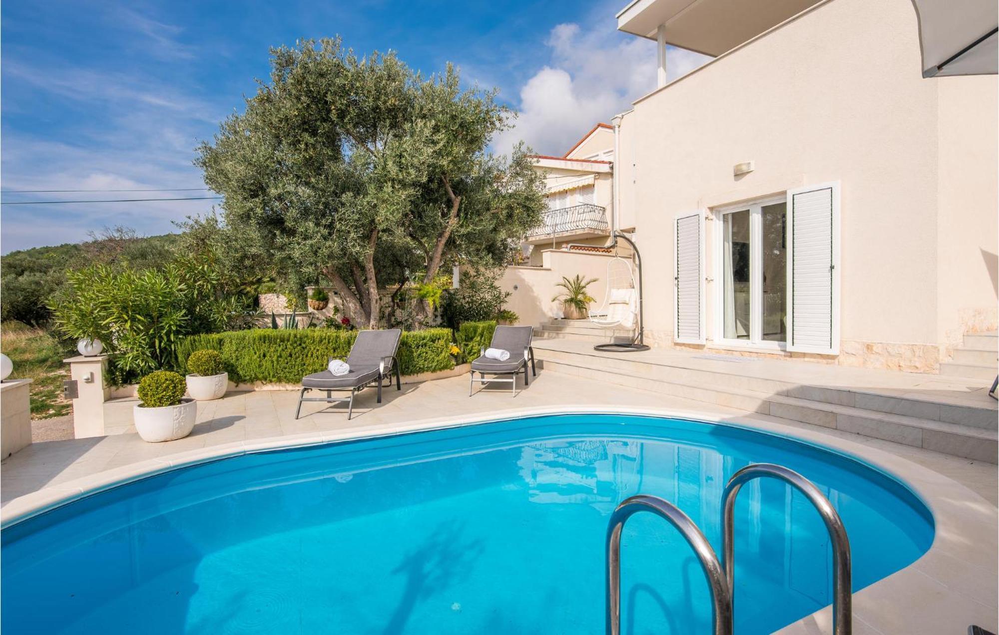 Beautiful Home In Martinscica With Wifi Екстер'єр фото