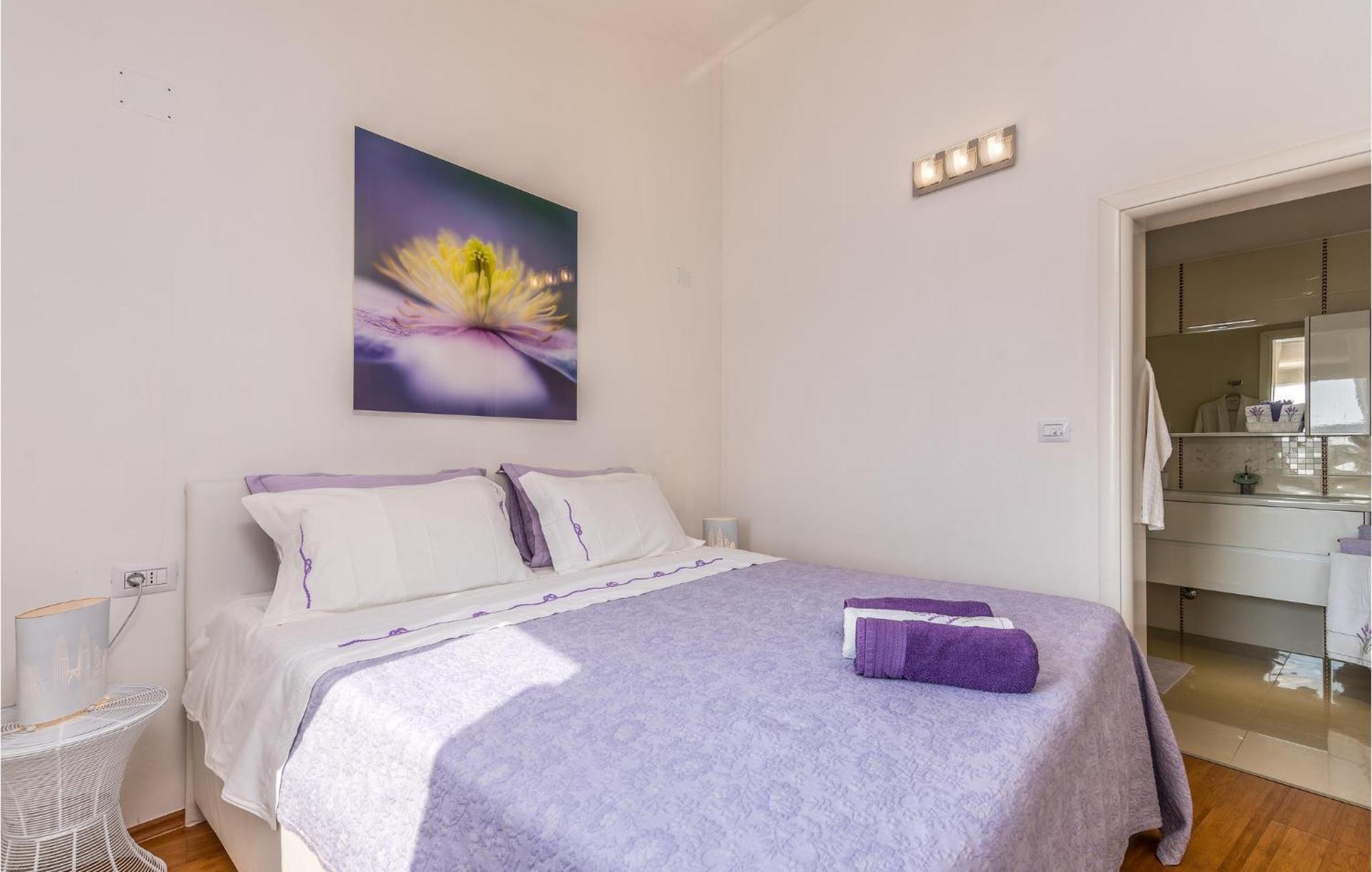 Beautiful Home In Martinscica With Wifi Екстер'єр фото