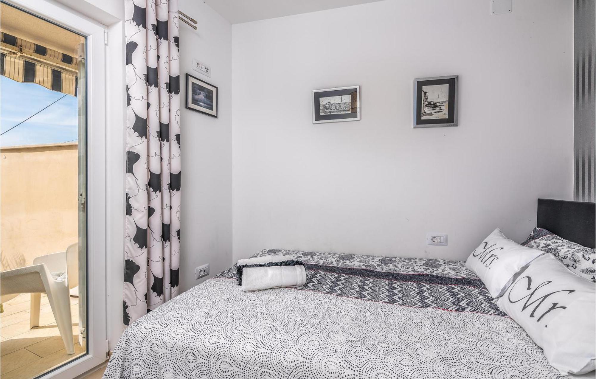 Beautiful Home In Martinscica With Wifi Екстер'єр фото