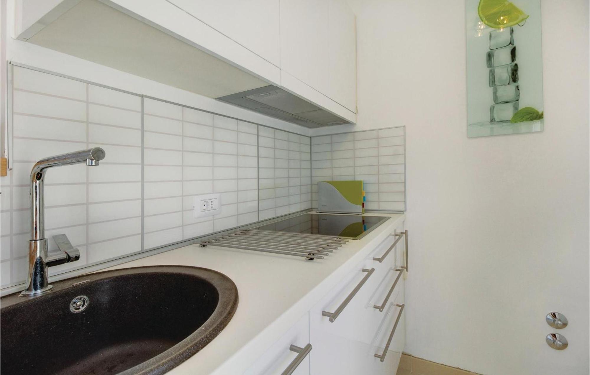 Beautiful Home In Martinscica With Wifi Екстер'єр фото