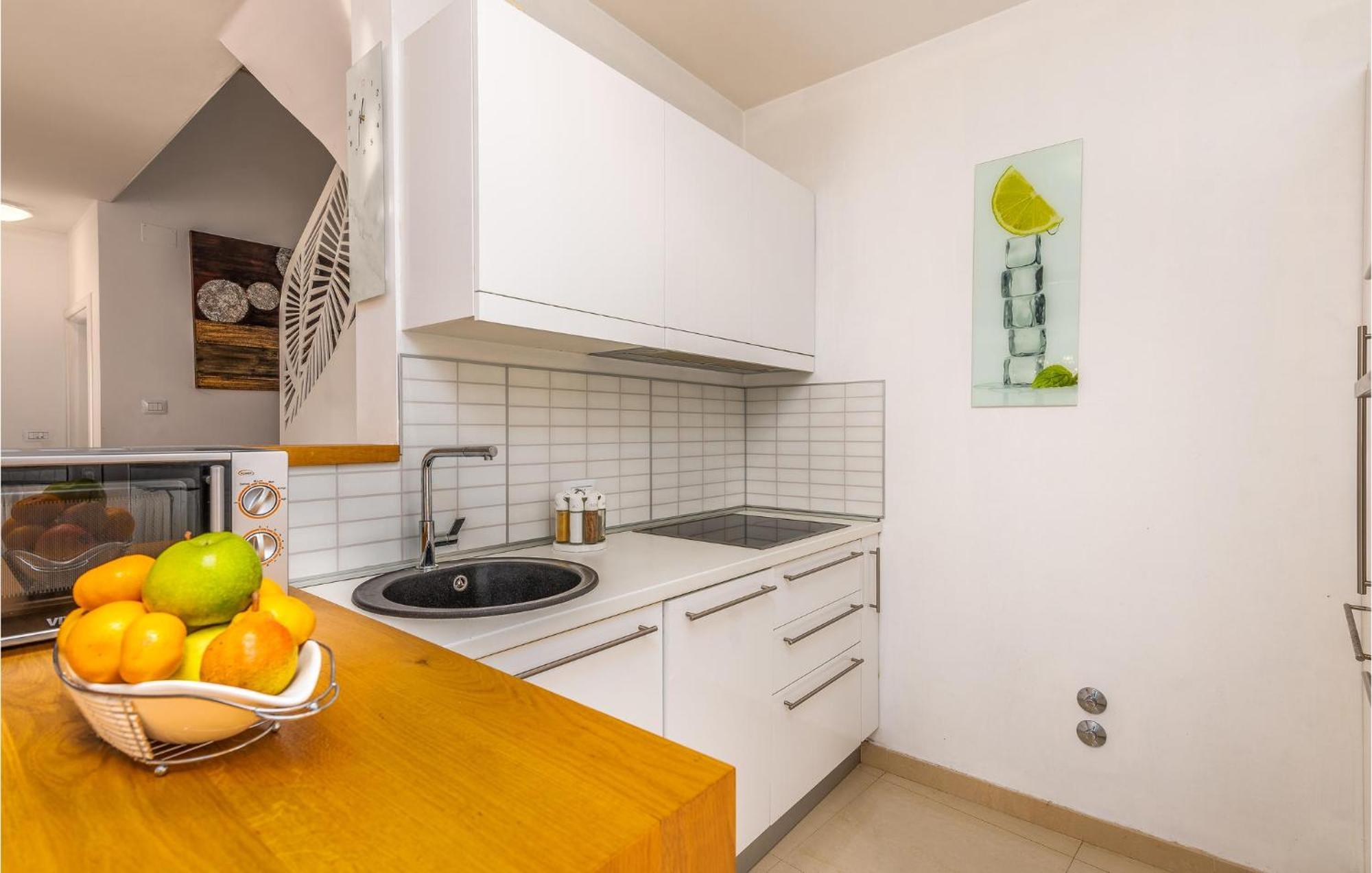 Beautiful Home In Martinscica With Wifi Екстер'єр фото