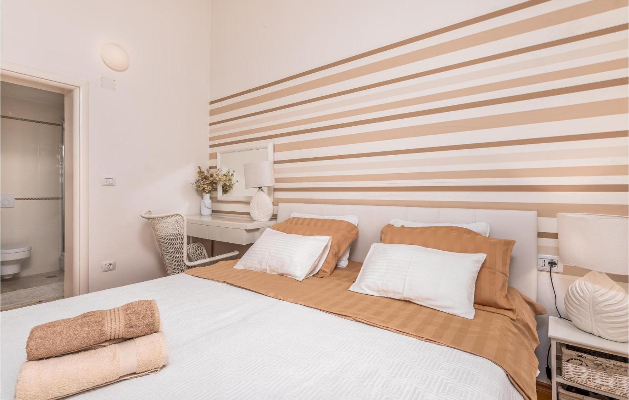 Beautiful Home In Martinscica With Wifi Екстер'єр фото