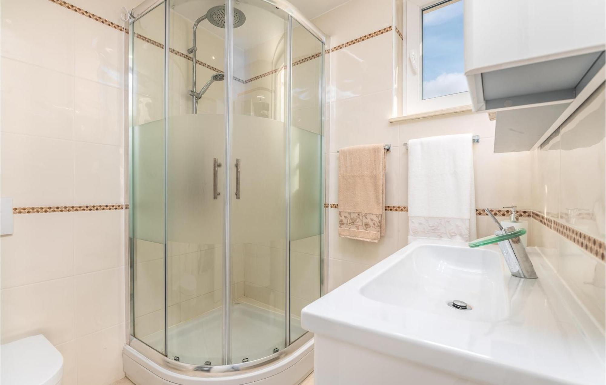 Beautiful Home In Martinscica With Wifi Екстер'єр фото